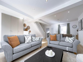 Salters Cottage - Stunning Modernised 3 BR Home Just Steps From the Beach